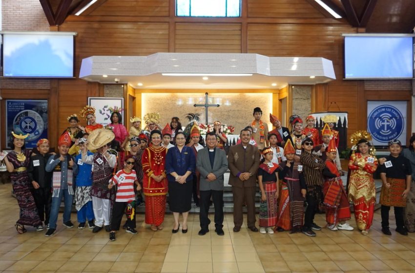  Pdt. Arthur Sitorus Memimpin Pesta Parheheon Sekolah Minggu HKBP Kebayoran Selatan