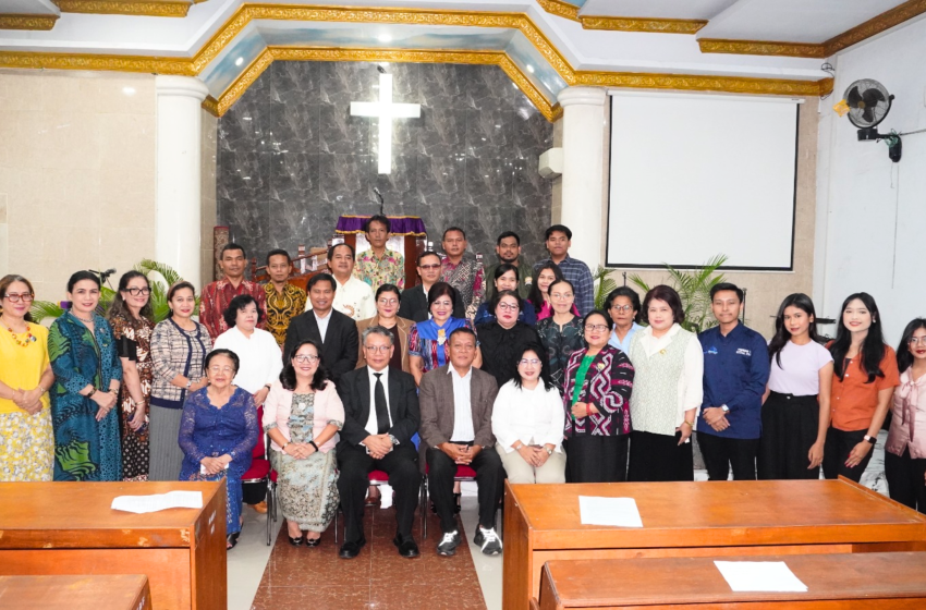  Rombongan Distrik Serahkan Bantuan Kebakaran HKBP Kapuk