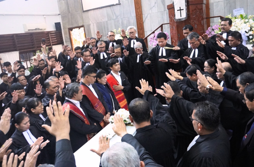 Ephorus HKBP Pimpin Ibadah Pemberangkatan Jenazah Pdt. Timbun Rumahorbo