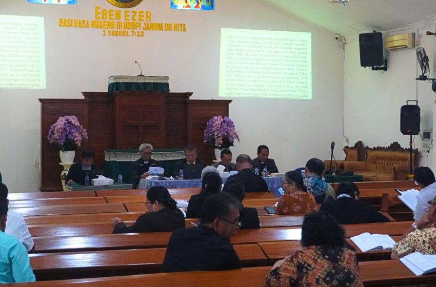 Praeses Oloan Naingggolan Pimpin Sermon Distrik di HKBP Eben Ezer Kanal Timur