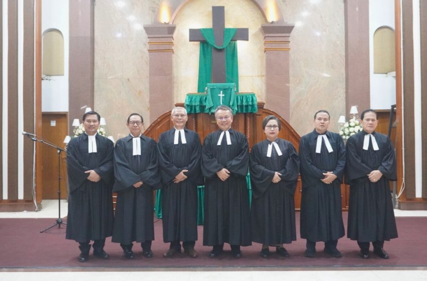 Praeses Oloan Nainggolan Lantik dan Berangkatkan Pendeta Resort HKBP Kramatjati
