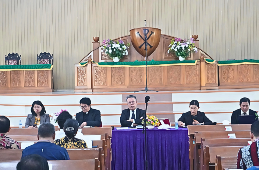 Praeses Pimpin Sermon Distrik VIII di HKBP Cijantung