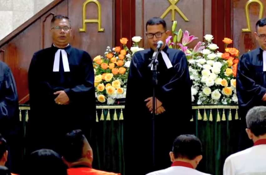 Temu Pisah dan Pelantikan Pendeta Fungsional di HKBP Sutoyo: Pdt. Esron Ambarita diberangkatkan, Pdt. Ragima Sitompul dilantik.
