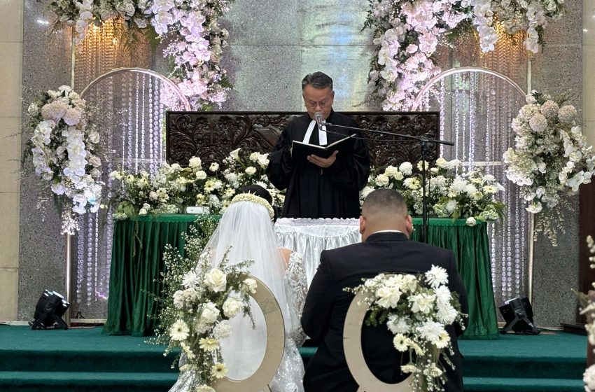  Yosia dan Christina diberkati Praeses Oloan Nainggolan di HKBP Petojo