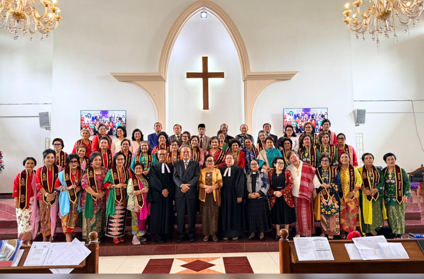  Praeses Oloan Nainggolan Mewisuda Mahasiswi Sekolah Alkitab Perempuan HKBP Distrik VIII DKI Jakarta