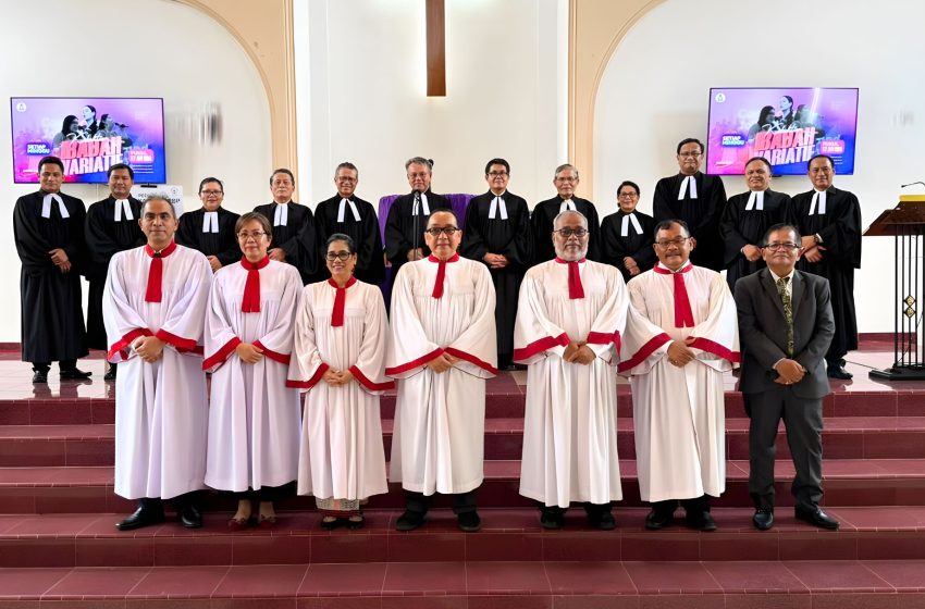  Praeses Oloan Nainggolan Berangkatkan Pdt. Robert Pandiangan Memasuki Masa Pensiun Sekaligus Melantik Pdt. Dahlan Munthe di HKBP Mampang Prapatan