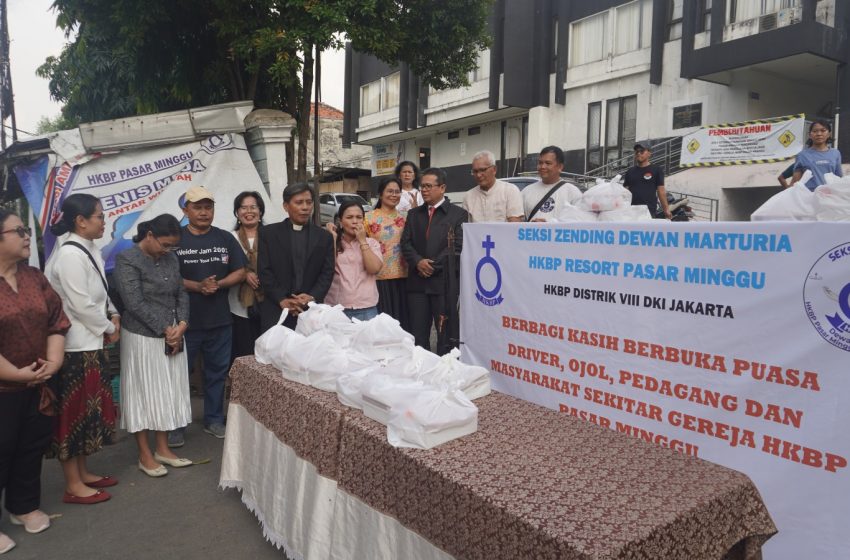  Zending HKBP Pasar Minggu Bagikan 250 Nasi Kotak di Bulan Ramadhan