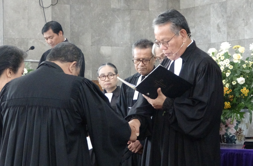 Praeses HKBP Distrik VIII DKI Jakarta Pimpin Pelantikan dan Pemberangkatan Pensiun di HKBP Kernolong