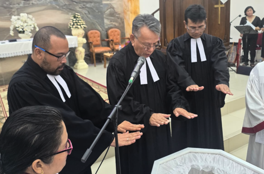  Praeses Oloan Nainggolan Pimpin Ibadah Tutup Peti (Alm.) St. Benjamin Sagala