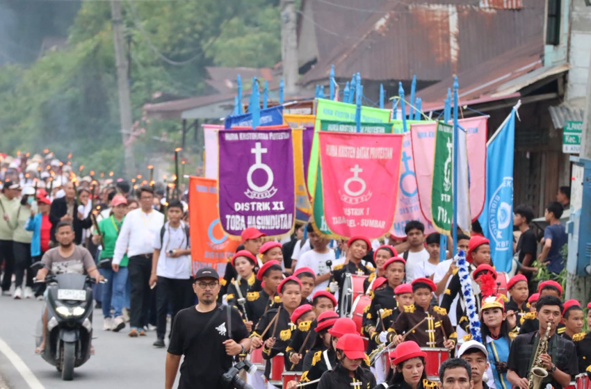  Pawai Obor Semarakkan Paskah Raya HKBP 2026 di Pearaja Tarutung