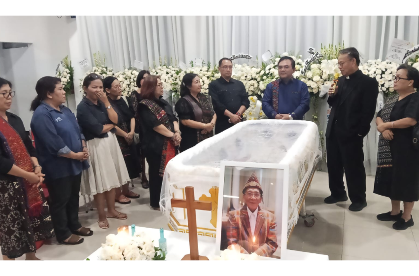 Praeses HKBP Distrik VIII DKI Jakarta Berikan Penghiburan kepada Keluarga Luhut Pakpahan boru. Hutabarat