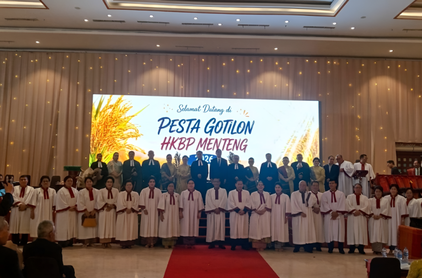  Praeses HKBP Distrik VIII DKI Jakarta Pimpin Ibadah Pesta Panen Gotilon HKBP Menteng, Jemaat Persembahkan Ungkapan Syukur kepada Tuhan
