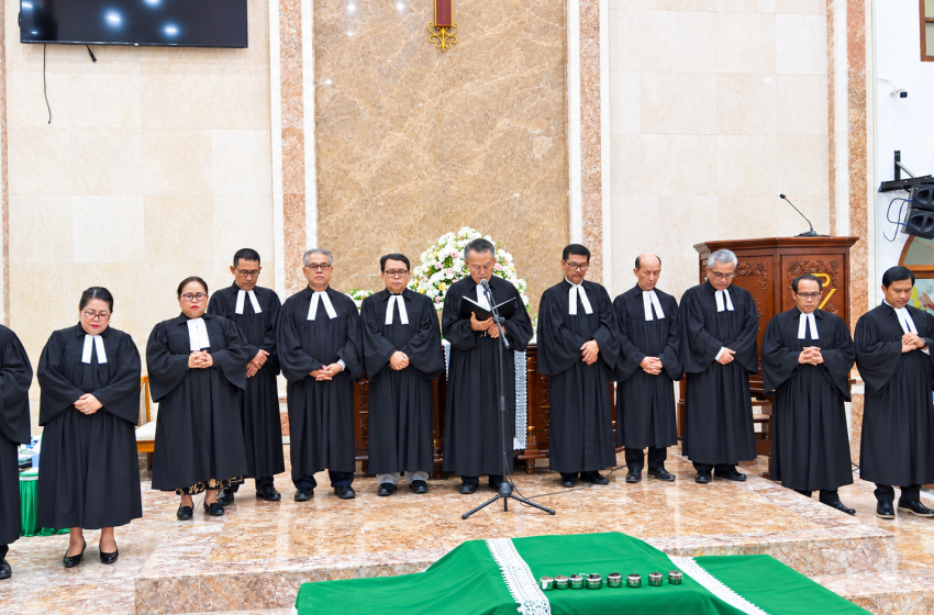 Praeses Oloan Nainggolan Berangkatkan Pdt. Tulus Ompusunggu dan Lantik Pdt. Tampak Hutagaol di HKBP Jatinegara