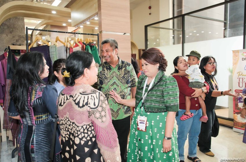 Hari Kedua Pameran Tenun Ulos, Dra. Sandra Sidabutar Mengunjungi Seluruh Tenant