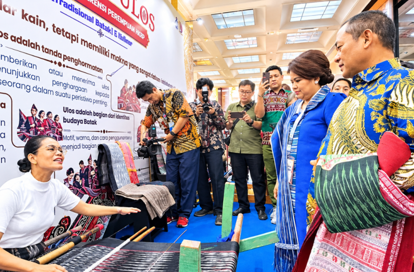 FORUM KONFERENSI PEREMPUAN DIKETUAI SANDRA SIDABUTAR SUKSES MENGGELAR PAMERAN TENUN ULOS TAHUN 2026 DI KEMENPRIN JAKARTA